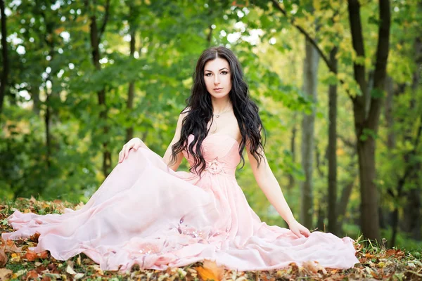 Retrato Joven Dama Elegante Tierno Vestido Rosa Posando Parque Otoño — Foto de Stock