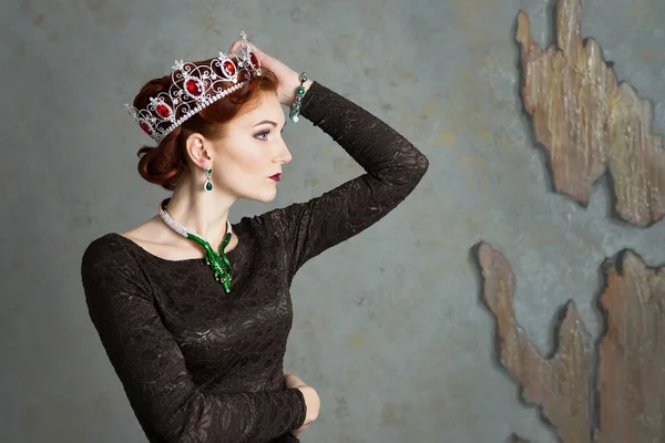 Retrato Mujer Elegante Corona Con Rubíes Collar Con Piedras Preciosas —  Fotos de Stock