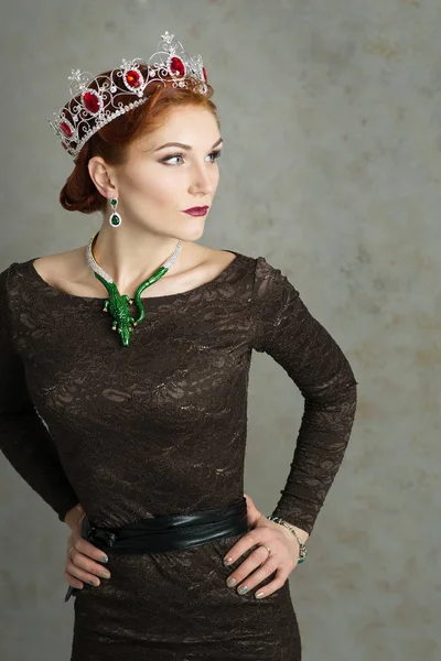 Retrato Mujer Elegante Corona Con Rubíes Collar Con Piedras Preciosas —  Fotos de Stock