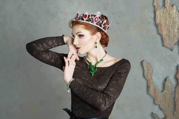 Retrato Mujer Elegante Corona Con Rubíes Collar Con Piedras Preciosas —  Fotos de Stock