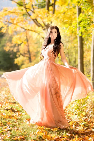 Mujer Joven Vestido Rosa Pastel Elegante Posando Soleado Parque Otoño — Foto de Stock