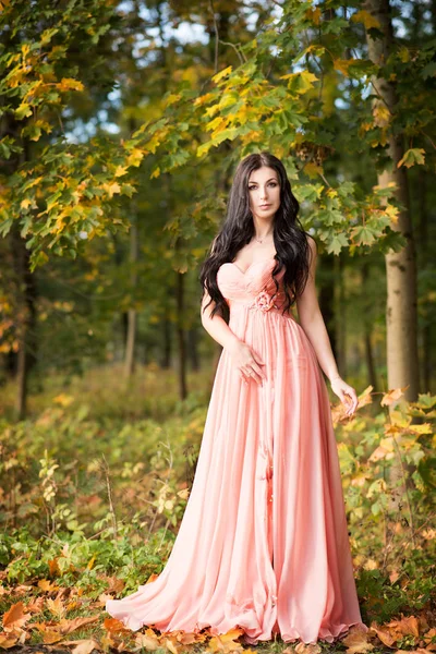 Ung Kvinna Eleganta Pastell Rosa Klänning Poserar Solig Höst Park — Stockfoto