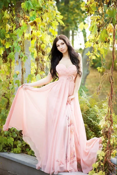 Elegante Donna Abito Rosa Pastello Posa Vicino Pergolato Del Parco — Foto Stock