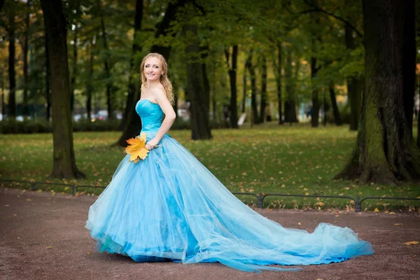 Блондинка Волнистой Прической Голубом Сказочном Платье Прогулка Осеннем Парке — стоковое фото