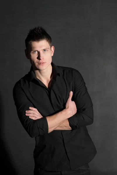 Retrato Joven Caucásico Con Camisa Negra Posando Sobre Fondo Negro — Foto de Stock