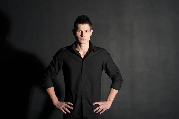 Retrato Joven Caucásico Con Camisa Negra Posando Sobre Fondo Negro — Foto de Stock