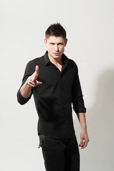 Retrato Joven Caucásico Con Camisa Negra Posando Sobre Fondo Blanco — Foto de Stock