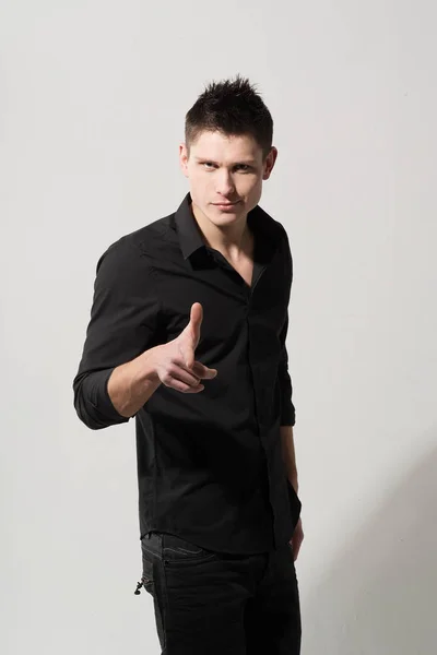 Retrato Joven Caucásico Con Camisa Negra Posando Sobre Fondo Blanco — Foto de Stock