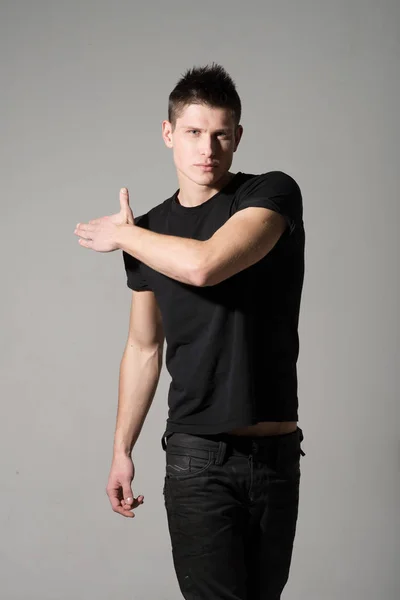 Retrato Joven Caucásico Camiseta Negra Posando Sobre Fondo Gris — Foto de Stock