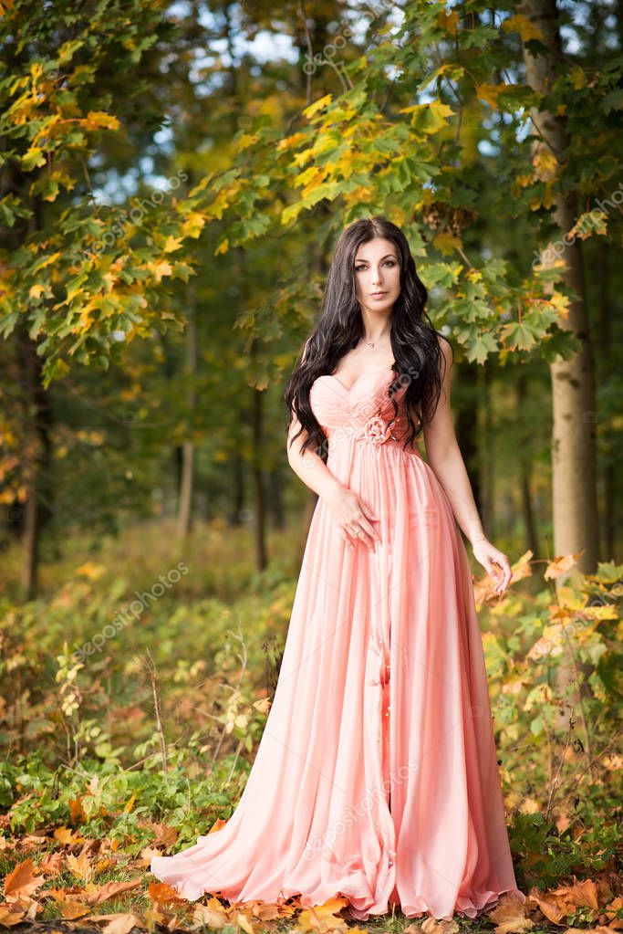 Fotos de Mujer Joven Vestido Rosa Pastel Elegante Posando Soleado