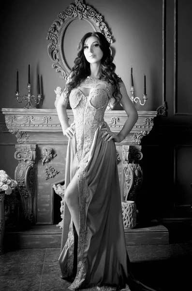 Retrato Longitud Completa Mujer Hermosa Vestido Lujo Posando Interior Lujo — Foto de Stock
