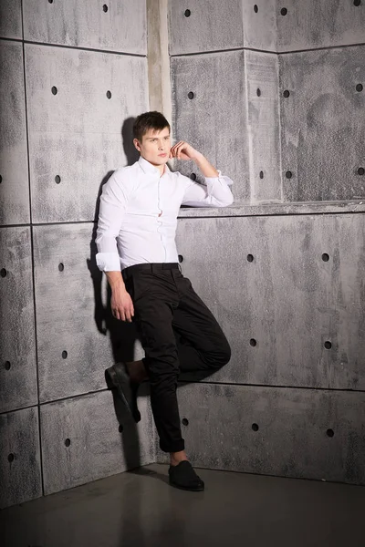 Elegante Joven Con Camisa Blanca Posando Sobre Fondo Hormigón — Foto de Stock