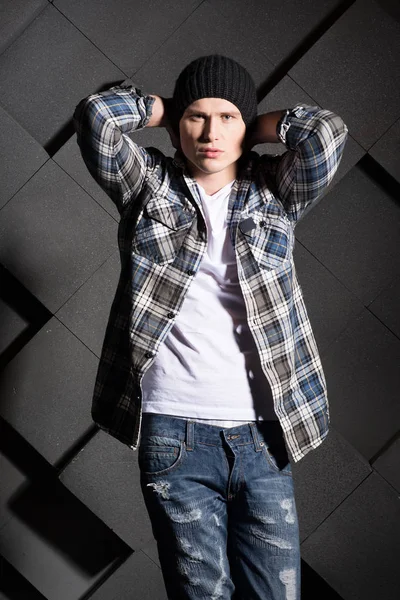 Joven Hombre Hipster Camisa Cuadros Sombrero Negro Posando Sobre Fondo — Foto de Stock