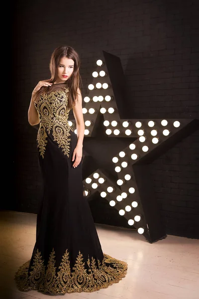 Retrato Completo Mujer Vestido Lujo Con Encaje Dorado Sobre Fondo — Foto de Stock