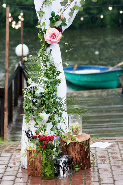 Hochzeitsbogen Bereit Für Die Zeremonie Und Mit Blumen Geschmückt — Stockfoto