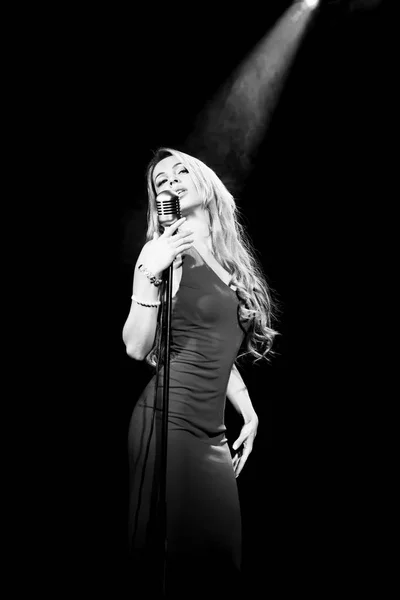 Hinreißende Blonde Frau Sinnlichen Kleid Singt Auf Der Bühne — Stockfoto