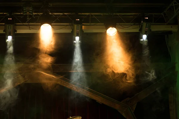 カラフルな明るいスポット ライトの煙の発電機から煙します — ストック写真