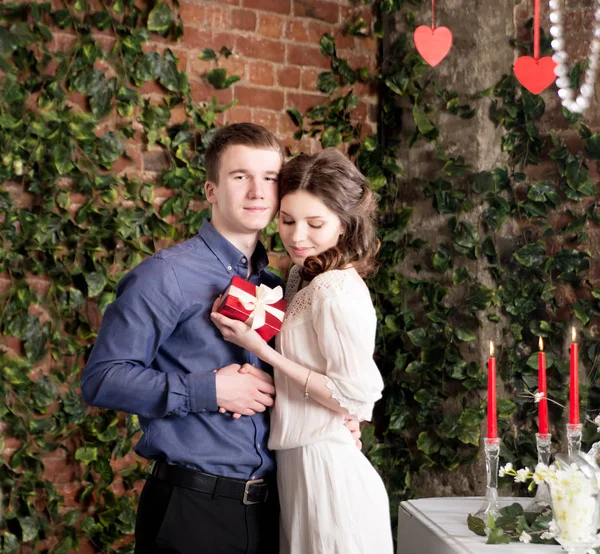 Young Happy Man Presenteren Red Gift Box Aan Vriendin — Stockfoto