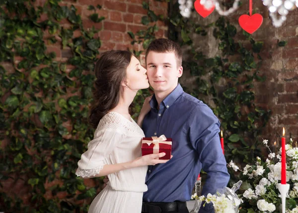 Young Happy Man Presenteren Red Gift Box Aan Vriendin — Stockfoto