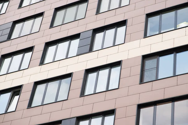 Minimalist Kahverengi Binaya Cephesi Ile Windows — Stok fotoğraf