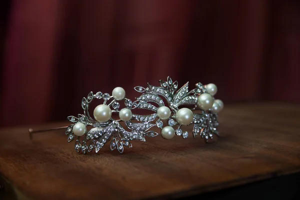Peitoral Luxo Com Diamantes Pérolas Superfície Madeira — Fotografia de Stock