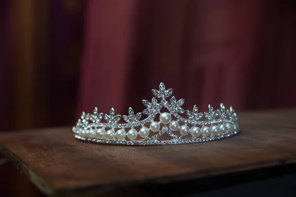 Elegan Diadem Berlian Dengan Mutiara Permukaan Kayu — Stok Foto