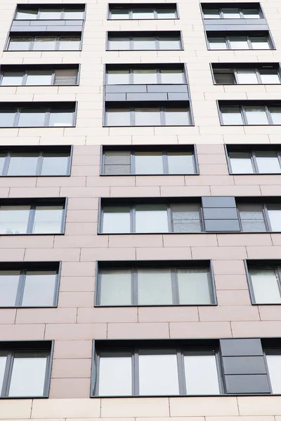 Мінімалістичний Коричневий Будівельний Фасад Вікнами — стокове фото