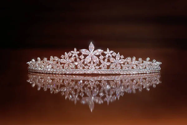 Corona Lusso Con Pietre Preziose Sfondo Marrone — Foto Stock