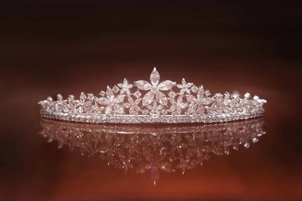 茶色の背景に宝石が付いている豪華な王冠 — ストック写真