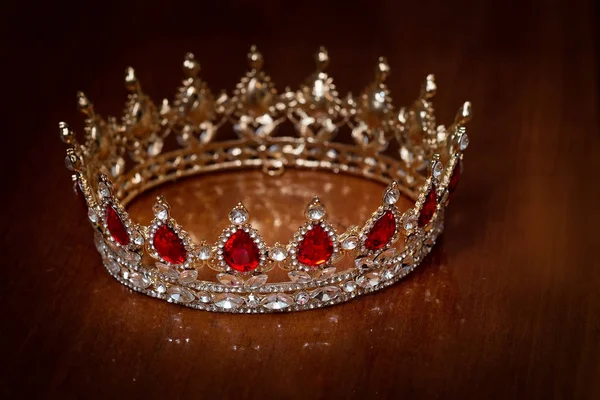 Corona Lusso Con Pietre Preziose Sfondo Marrone — Foto Stock