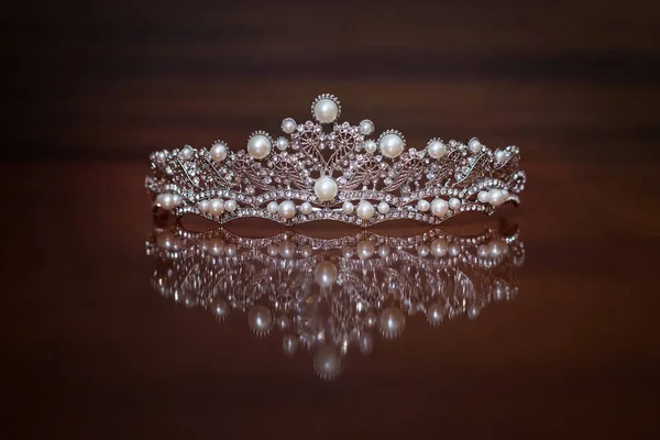 豪华皇冠与宝石在棕色背景 — 图库照片