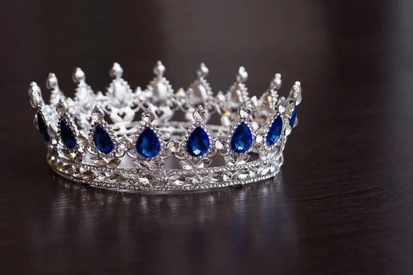 Luxe Kroon Met Edelstenen Bruine Achtergrond — Stockfoto