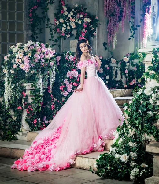 Vonzó Divat Modell Virág Virágos Kertben Virág Hercegnő — Stock Fotó