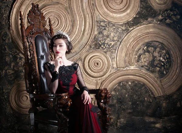 Королева Красном Платье Сидит Троне Символ Власти — стоковое фото