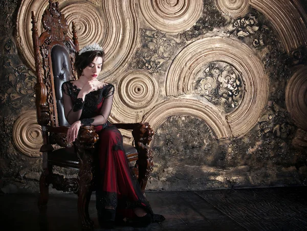 Королева Красном Платье Сидит Троне Символ Власти — стоковое фото