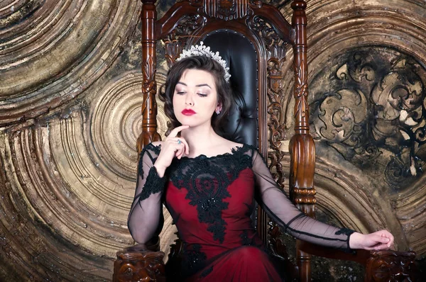 身着红色礼服的女王坐在宝座上 权力的象征 — 图库照片