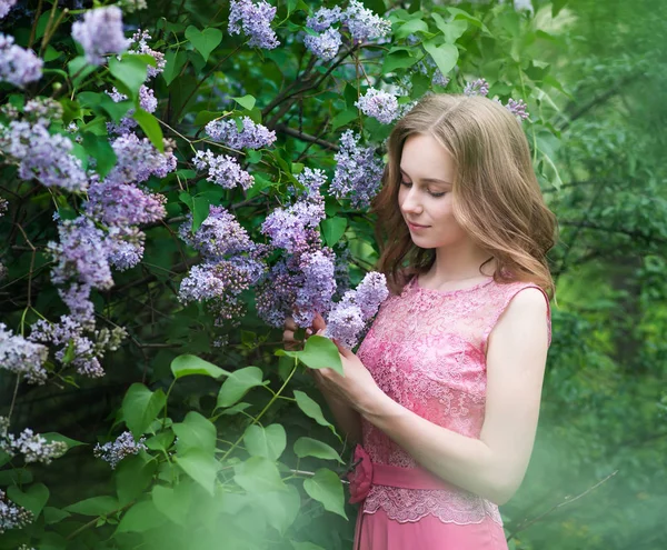 Kobieta Rosyjska Modelka Wiosennym Parku Liliowym — Zdjęcie stockowe