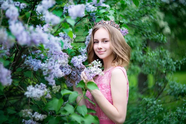 春のライラック公園の女性 ロシアのモデル — ストック写真