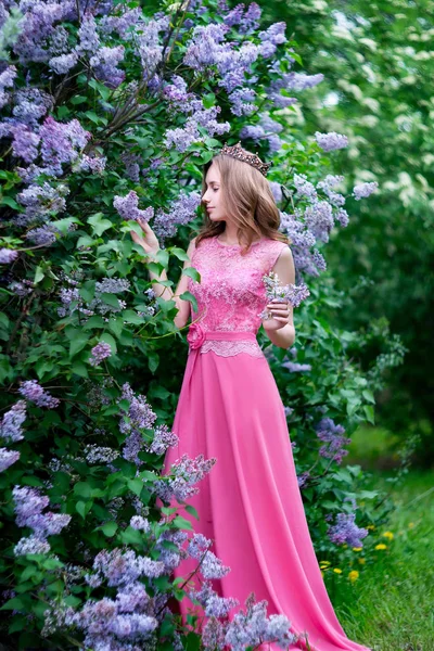 春天紫丁香园的俄罗斯模特 — 图库照片