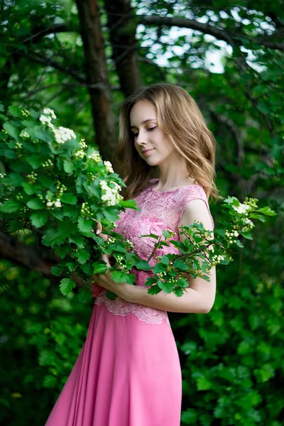 夏の庭に咲く女性 — ストック写真