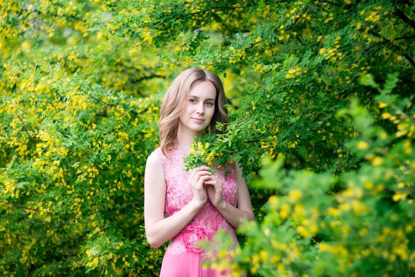 Mujer Florecimiento Jardín Amarillo Verano — Foto de Stock