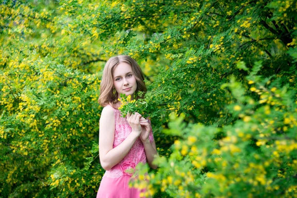 Mujer Florecimiento Jardín Amarillo Verano — Foto de Stock