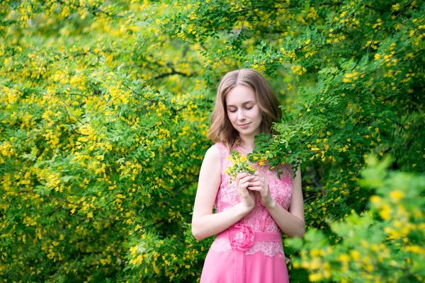 Frau Blühenden Gelben Sommergarten — Stockfoto
