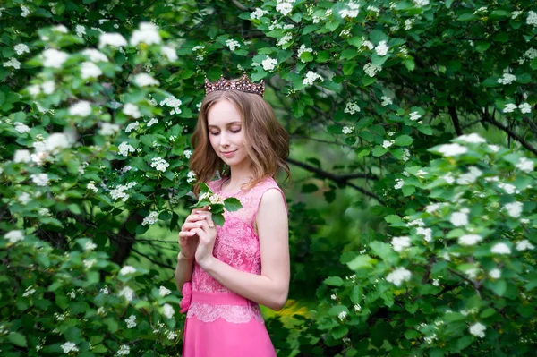 Principessa Regina Nel Giardino Fiorito Con Corona — Foto Stock