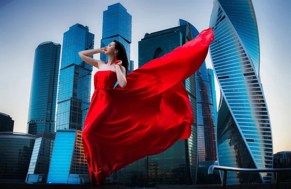 Preciosa Mujer Vestida Rojo Revoloteado Libertad Cóncava — Foto de Stock