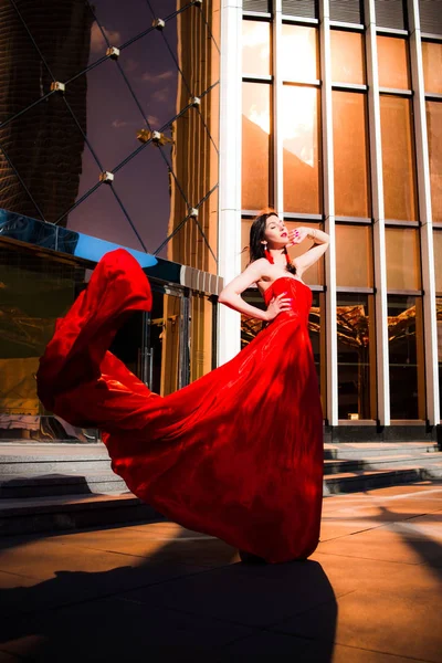 Mujer Atractiva Vestido Rojo Revoloteado Fuego Llama Concepto Pasión Moscú — Foto de Stock