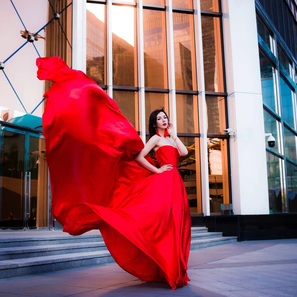 Mujer Atractiva Vestido Rojo Revoloteado Fuego Llama Concepto Pasión Moscú — Foto de Stock