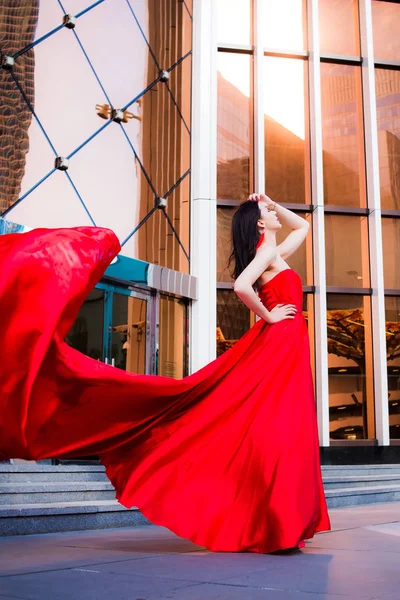 Atraktivní Žena Červeném Květém Oblečení Požár Plamen Koncept Vášně Rudá — Stock fotografie