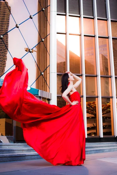 Mujer Atractiva Vestido Rojo Revoloteado Fuego Llama Concepto Pasión Moscú — Foto de Stock