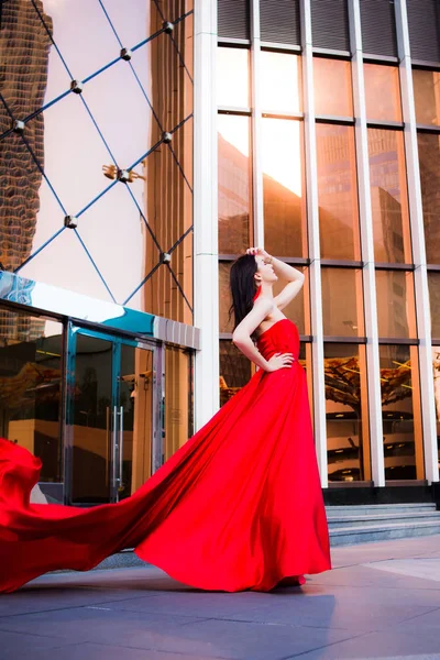 Mujer Atractiva Vestido Rojo Revoloteado Fuego Llama Concepto Pasión Moscú — Foto de Stock